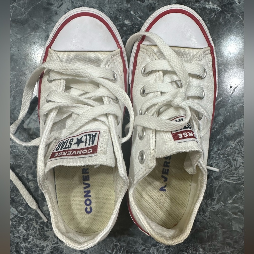 Converse VGUC a little over 8 inches.   Could be boys or girl